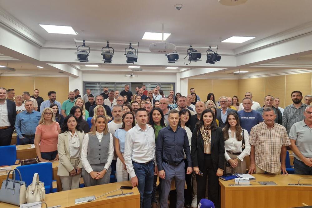 Mujović sa podgoričkim odborom PES-a, Foto: PES Podgorica