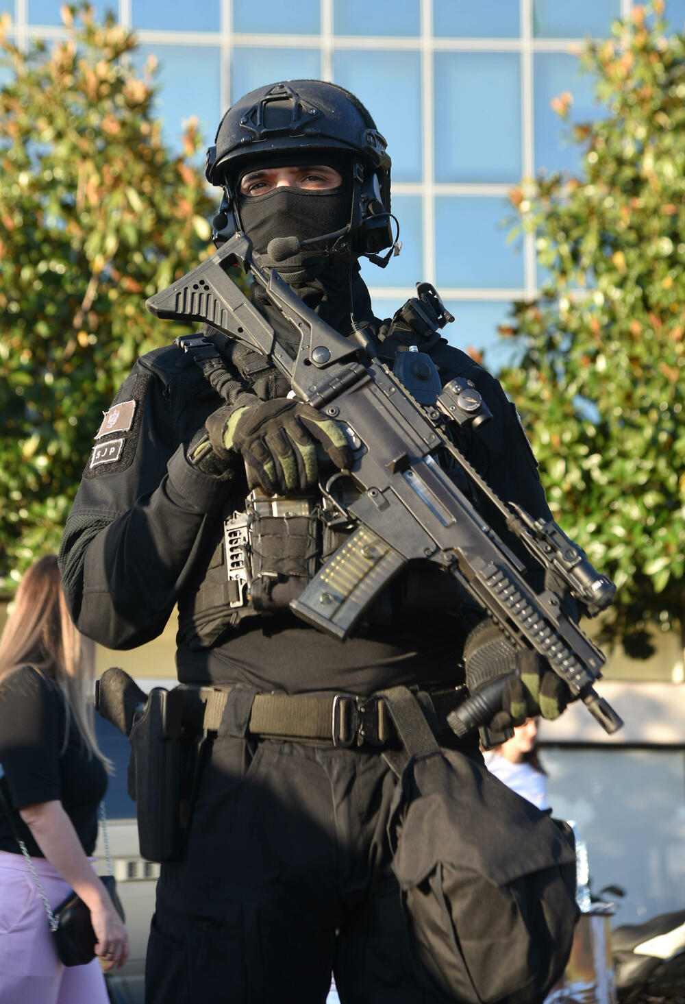 <p>Danas je na Trgu Svetog Petra Cetinjskog u Podgorici organizovan Dan otvorenih vrata Ministarstva unutrašnjih poslova (MUP).</p>  <p>Upriličen je program za najmlađe, druženje sa pripadnicima Uprave policije, dodjela nagrada pobjednicima Likovnog konkursa "Recimo NE vršnjačkom nasilju" kao i tehničko-taktički zbor sa prezentacijom policijske opreme.</p>