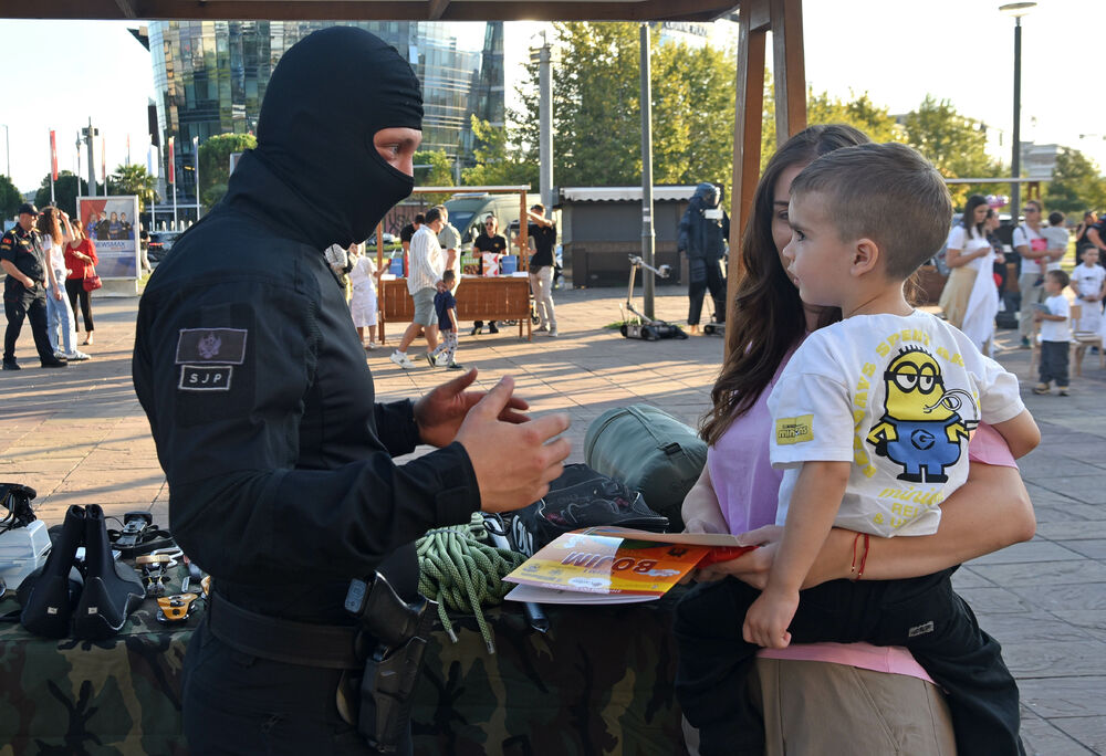 <p>Danas je na Trgu Svetog Petra Cetinjskog u Podgorici organizovan Dan otvorenih vrata Ministarstva unutrašnjih poslova (MUP).</p>  <p>Upriličen je program za najmlađe, druženje sa pripadnicima Uprave policije, dodjela nagrada pobjednicima Likovnog konkursa "Recimo NE vršnjačkom nasilju" kao i tehničko-taktički zbor sa prezentacijom policijske opreme.</p>