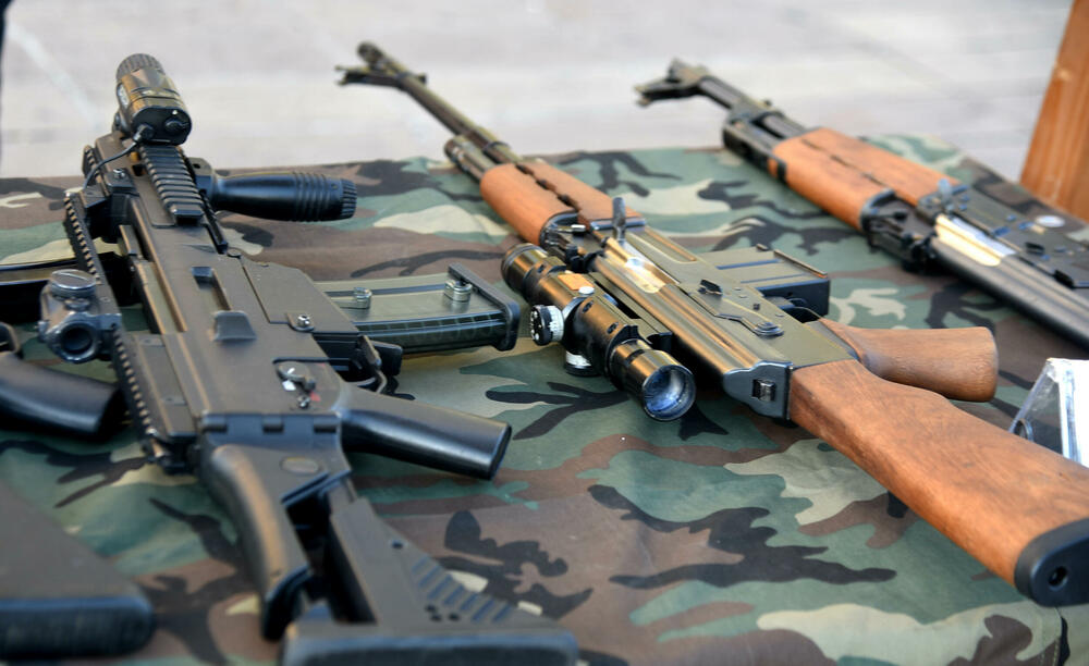 <p>Danas je na Trgu Svetog Petra Cetinjskog u Podgorici organizovan Dan otvorenih vrata Ministarstva unutrašnjih poslova (MUP).</p>  <p>Upriličen je program za najmlađe, druženje sa pripadnicima Uprave policije, dodjela nagrada pobjednicima Likovnog konkursa "Recimo NE vršnjačkom nasilju" kao i tehničko-taktički zbor sa prezentacijom policijske opreme.</p>