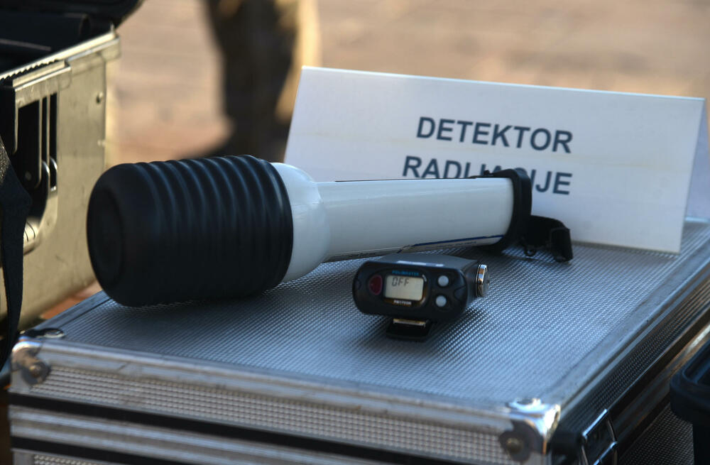 <p>Danas je na Trgu Svetog Petra Cetinjskog u Podgorici organizovan Dan otvorenih vrata Ministarstva unutrašnjih poslova (MUP).</p>  <p>Upriličen je program za najmlađe, druženje sa pripadnicima Uprave policije, dodjela nagrada pobjednicima Likovnog konkursa "Recimo NE vršnjačkom nasilju" kao i tehničko-taktički zbor sa prezentacijom policijske opreme.</p>