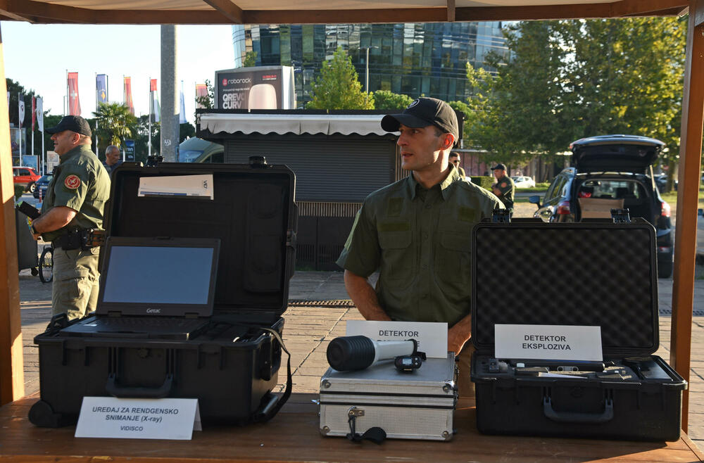 <p>Danas je na Trgu Svetog Petra Cetinjskog u Podgorici organizovan Dan otvorenih vrata Ministarstva unutrašnjih poslova (MUP).</p>  <p>Upriličen je program za najmlađe, druženje sa pripadnicima Uprave policije, dodjela nagrada pobjednicima Likovnog konkursa "Recimo NE vršnjačkom nasilju" kao i tehničko-taktički zbor sa prezentacijom policijske opreme.</p>