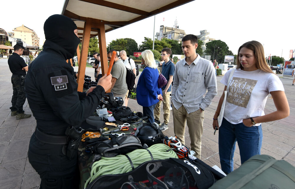 <p>Danas je na Trgu Svetog Petra Cetinjskog u Podgorici organizovan Dan otvorenih vrata Ministarstva unutrašnjih poslova (MUP).</p>  <p>Upriličen je program za najmlađe, druženje sa pripadnicima Uprave policije, dodjela nagrada pobjednicima Likovnog konkursa "Recimo NE vršnjačkom nasilju" kao i tehničko-taktički zbor sa prezentacijom policijske opreme.</p>