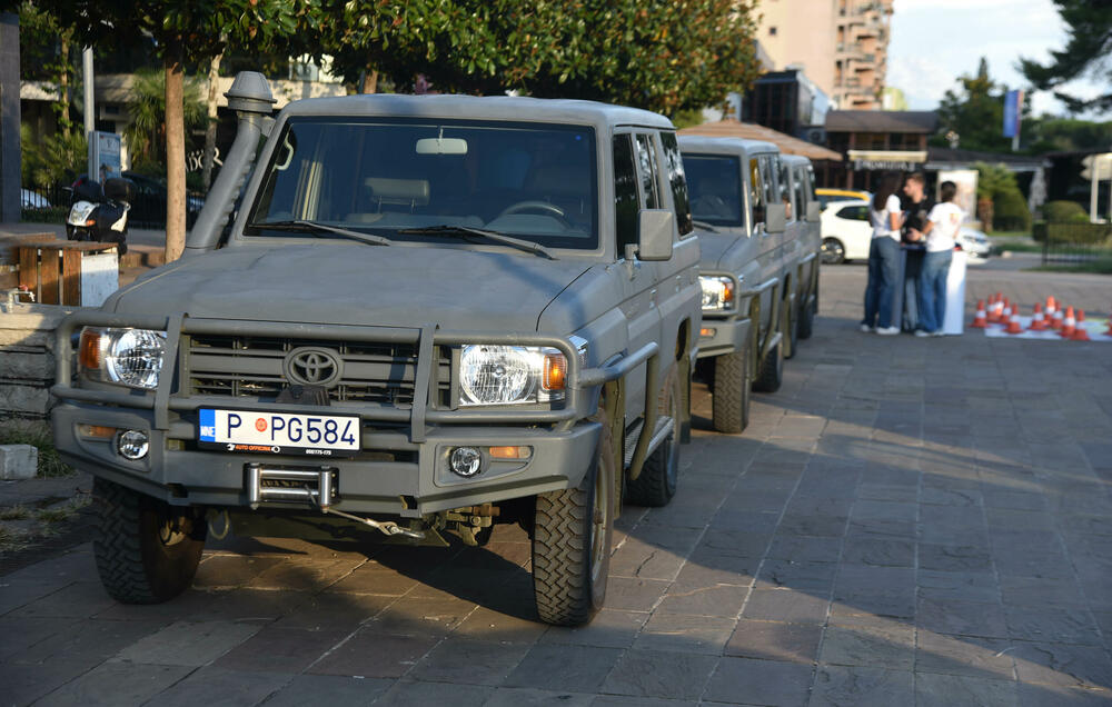 <p>Danas je na Trgu Svetog Petra Cetinjskog u Podgorici organizovan Dan otvorenih vrata Ministarstva unutrašnjih poslova (MUP).</p>  <p>Upriličen je program za najmlađe, druženje sa pripadnicima Uprave policije, dodjela nagrada pobjednicima Likovnog konkursa "Recimo NE vršnjačkom nasilju" kao i tehničko-taktički zbor sa prezentacijom policijske opreme.</p>