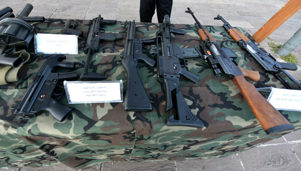 <p>Danas je na Trgu Svetog Petra Cetinjskog u Podgorici organizovan Dan otvorenih vrata Ministarstva unutrašnjih poslova (MUP).</p>  <p>Upriličen je program za najmlađe, druženje sa pripadnicima Uprave policije, dodjela nagrada pobjednicima Likovnog konkursa "Recimo NE vršnjačkom nasilju" kao i tehničko-taktički zbor sa prezentacijom policijske opreme.</p>