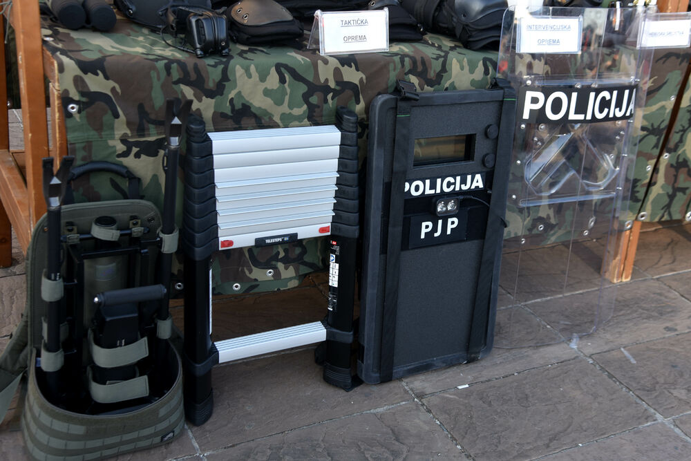 <p>Danas je na Trgu Svetog Petra Cetinjskog u Podgorici organizovan Dan otvorenih vrata Ministarstva unutrašnjih poslova (MUP).</p>  <p>Upriličen je program za najmlađe, druženje sa pripadnicima Uprave policije, dodjela nagrada pobjednicima Likovnog konkursa "Recimo NE vršnjačkom nasilju" kao i tehničko-taktički zbor sa prezentacijom policijske opreme.</p>