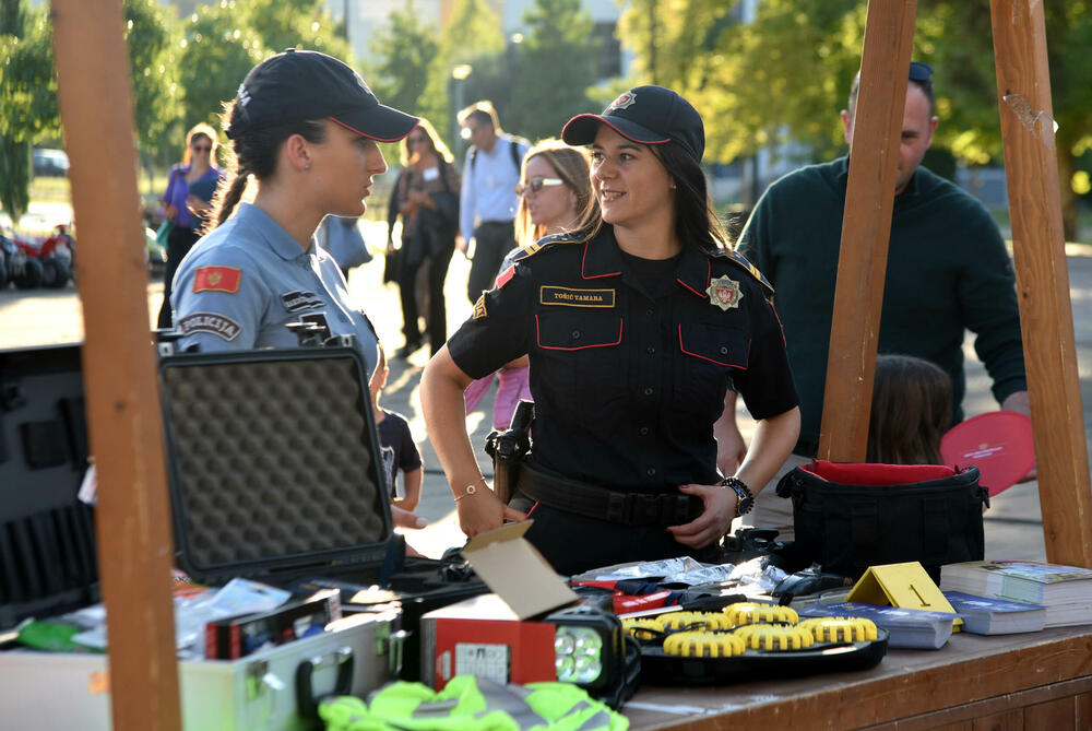 <p>Danas je na Trgu Svetog Petra Cetinjskog u Podgorici organizovan Dan otvorenih vrata Ministarstva unutrašnjih poslova (MUP).</p>  <p>Upriličen je program za najmlađe, druženje sa pripadnicima Uprave policije, dodjela nagrada pobjednicima Likovnog konkursa "Recimo NE vršnjačkom nasilju" kao i tehničko-taktički zbor sa prezentacijom policijske opreme.</p>