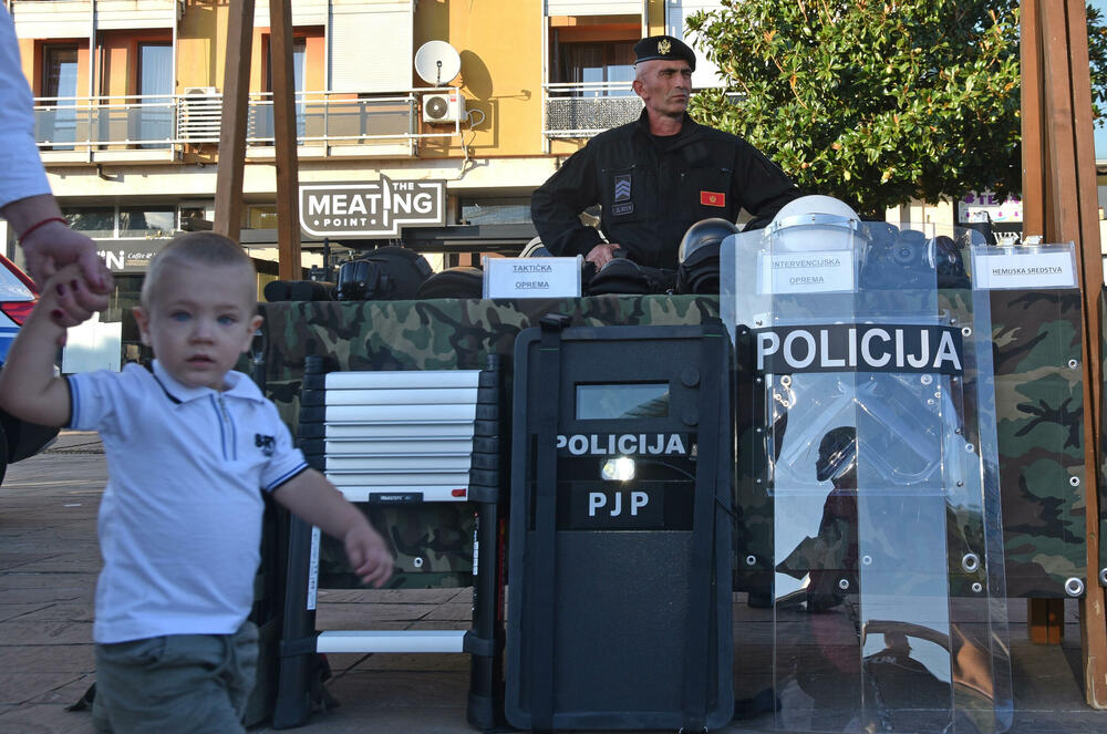 <p>Danas je na Trgu Svetog Petra Cetinjskog u Podgorici organizovan Dan otvorenih vrata Ministarstva unutrašnjih poslova (MUP).</p>  <p>Upriličen je program za najmlađe, druženje sa pripadnicima Uprave policije, dodjela nagrada pobjednicima Likovnog konkursa "Recimo NE vršnjačkom nasilju" kao i tehničko-taktički zbor sa prezentacijom policijske opreme.</p>