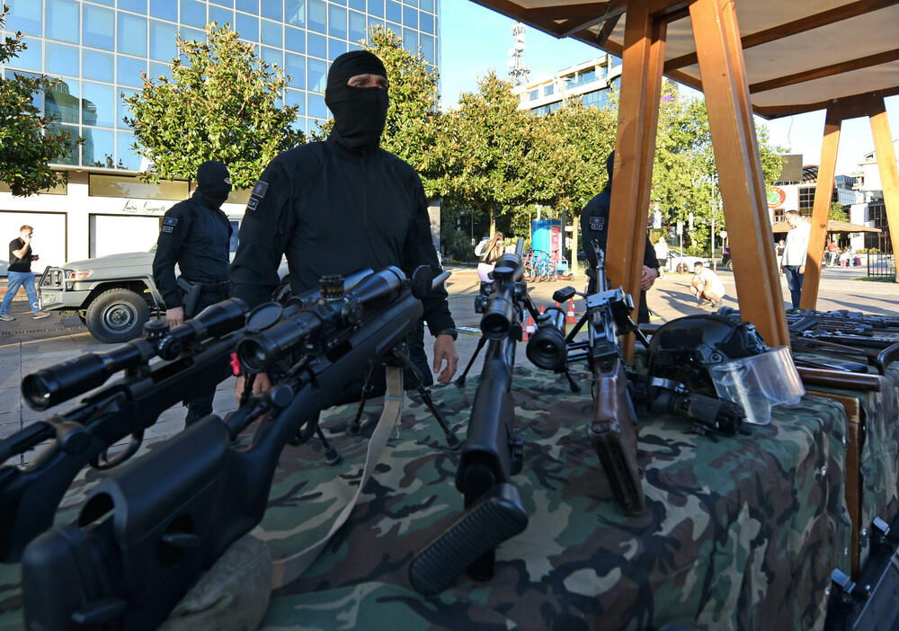 <p>Danas je na Trgu Svetog Petra Cetinjskog u Podgorici organizovan Dan otvorenih vrata Ministarstva unutrašnjih poslova (MUP).</p>  <p>Upriličen je program za najmlađe, druženje sa pripadnicima Uprave policije, dodjela nagrada pobjednicima Likovnog konkursa "Recimo NE vršnjačkom nasilju" kao i tehničko-taktički zbor sa prezentacijom policijske opreme.</p>