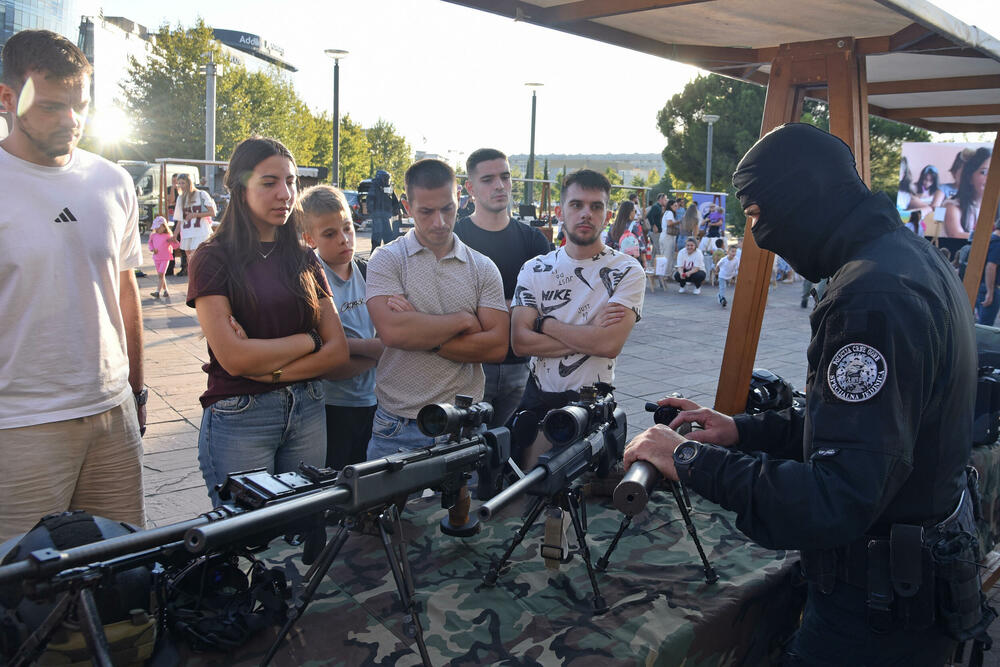 <p>Danas je na Trgu Svetog Petra Cetinjskog u Podgorici organizovan Dan otvorenih vrata Ministarstva unutrašnjih poslova (MUP).</p>  <p>Upriličen je program za najmlađe, druženje sa pripadnicima Uprave policije, dodjela nagrada pobjednicima Likovnog konkursa "Recimo NE vršnjačkom nasilju" kao i tehničko-taktički zbor sa prezentacijom policijske opreme.</p>