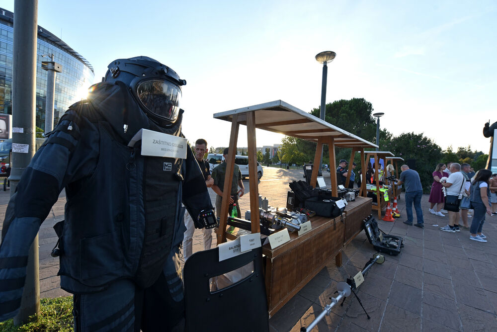 <p>Danas je na Trgu Svetog Petra Cetinjskog u Podgorici organizovan Dan otvorenih vrata Ministarstva unutrašnjih poslova (MUP).</p>  <p>Upriličen je program za najmlađe, druženje sa pripadnicima Uprave policije, dodjela nagrada pobjednicima Likovnog konkursa "Recimo NE vršnjačkom nasilju" kao i tehničko-taktički zbor sa prezentacijom policijske opreme.</p>