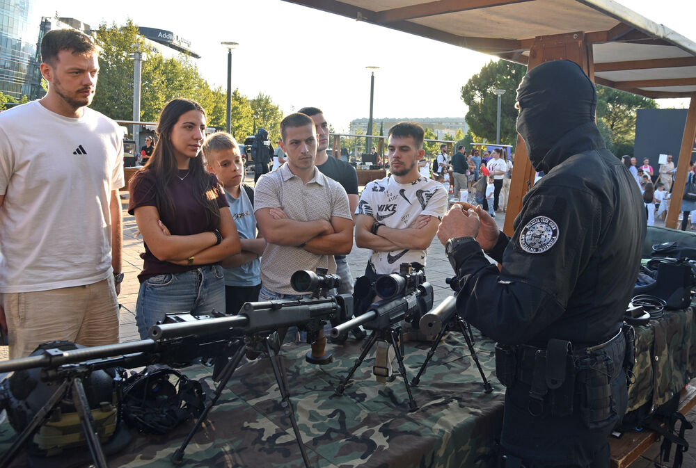 <p>Danas je na Trgu Svetog Petra Cetinjskog u Podgorici organizovan Dan otvorenih vrata Ministarstva unutrašnjih poslova (MUP).</p>  <p>Upriličen je program za najmlađe, druženje sa pripadnicima Uprave policije, dodjela nagrada pobjednicima Likovnog konkursa "Recimo NE vršnjačkom nasilju" kao i tehničko-taktički zbor sa prezentacijom policijske opreme.</p>