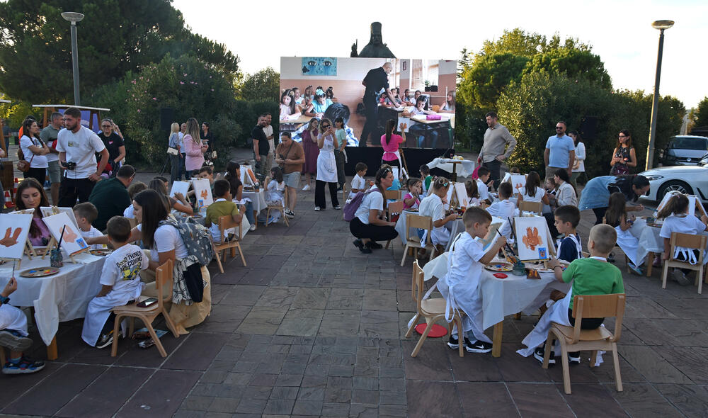 <p>Danas je na Trgu Svetog Petra Cetinjskog u Podgorici organizovan Dan otvorenih vrata Ministarstva unutrašnjih poslova (MUP).</p>  <p>Upriličen je program za najmlađe, druženje sa pripadnicima Uprave policije, dodjela nagrada pobjednicima Likovnog konkursa "Recimo NE vršnjačkom nasilju" kao i tehničko-taktički zbor sa prezentacijom policijske opreme.</p>