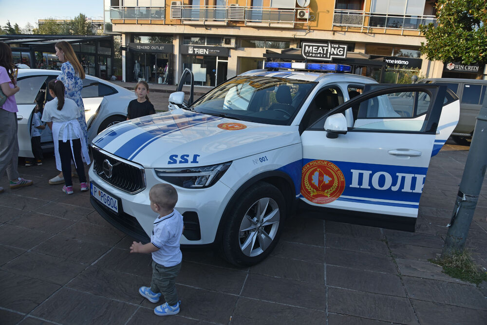 <p>Danas je na Trgu Svetog Petra Cetinjskog u Podgorici organizovan Dan otvorenih vrata Ministarstva unutrašnjih poslova (MUP).</p>  <p>Upriličen je program za najmlađe, druženje sa pripadnicima Uprave policije, dodjela nagrada pobjednicima Likovnog konkursa "Recimo NE vršnjačkom nasilju" kao i tehničko-taktički zbor sa prezentacijom policijske opreme.</p>