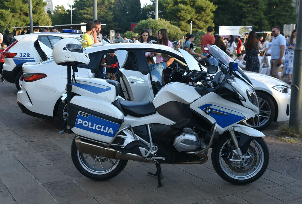 <p>Danas je na Trgu Svetog Petra Cetinjskog u Podgorici organizovan Dan otvorenih vrata Ministarstva unutrašnjih poslova (MUP).</p>  <p>Upriličen je program za najmlađe, druženje sa pripadnicima Uprave policije, dodjela nagrada pobjednicima Likovnog konkursa "Recimo NE vršnjačkom nasilju" kao i tehničko-taktički zbor sa prezentacijom policijske opreme.</p>