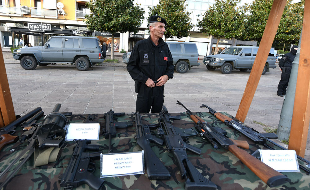 <p>Danas je na Trgu Svetog Petra Cetinjskog u Podgorici organizovan Dan otvorenih vrata Ministarstva unutrašnjih poslova (MUP).</p>  <p>Upriličen je program za najmlađe, druženje sa pripadnicima Uprave policije, dodjela nagrada pobjednicima Likovnog konkursa "Recimo NE vršnjačkom nasilju" kao i tehničko-taktički zbor sa prezentacijom policijske opreme.</p>