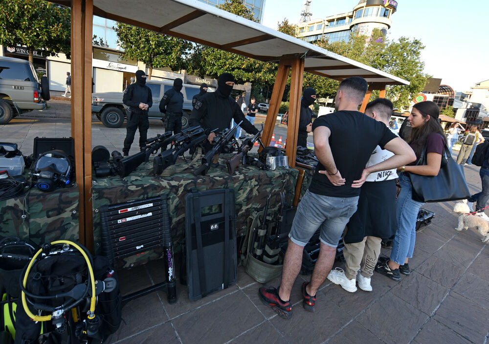 <p>Danas je na Trgu Svetog Petra Cetinjskog u Podgorici organizovan Dan otvorenih vrata Ministarstva unutrašnjih poslova (MUP).</p>  <p>Upriličen je program za najmlađe, druženje sa pripadnicima Uprave policije, dodjela nagrada pobjednicima Likovnog konkursa "Recimo NE vršnjačkom nasilju" kao i tehničko-taktički zbor sa prezentacijom policijske opreme.</p>