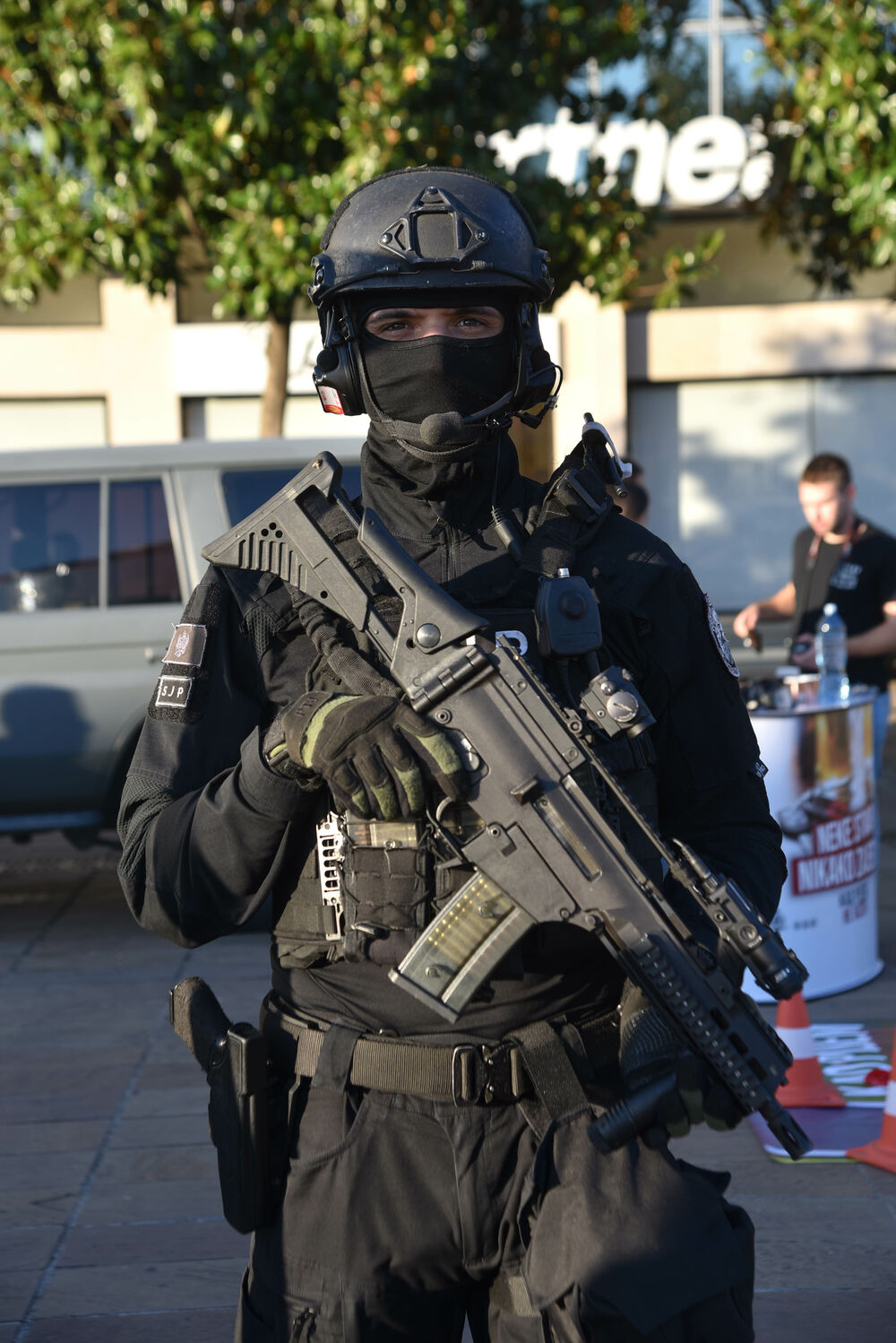 <p>Danas je na Trgu Svetog Petra Cetinjskog u Podgorici organizovan Dan otvorenih vrata Ministarstva unutrašnjih poslova (MUP).</p>  <p>Upriličen je program za najmlađe, druženje sa pripadnicima Uprave policije, dodjela nagrada pobjednicima Likovnog konkursa "Recimo NE vršnjačkom nasilju" kao i tehničko-taktički zbor sa prezentacijom policijske opreme.</p>