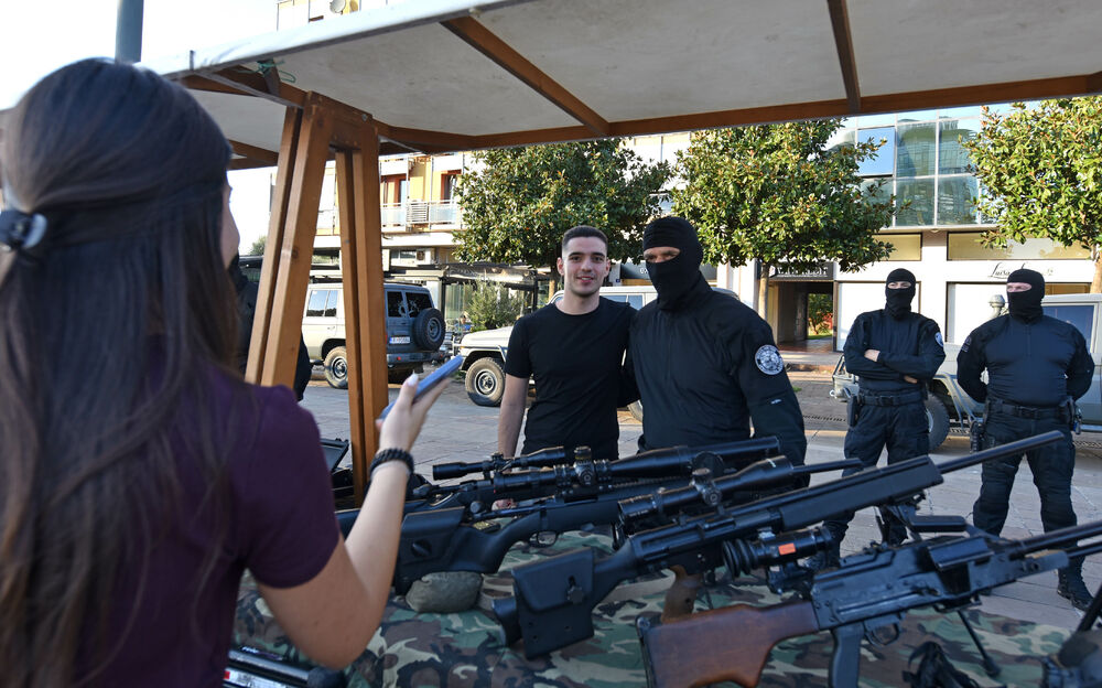 <p>Danas je na Trgu Svetog Petra Cetinjskog u Podgorici organizovan Dan otvorenih vrata Ministarstva unutrašnjih poslova (MUP).</p>  <p>Upriličen je program za najmlađe, druženje sa pripadnicima Uprave policije, dodjela nagrada pobjednicima Likovnog konkursa "Recimo NE vršnjačkom nasilju" kao i tehničko-taktički zbor sa prezentacijom policijske opreme.</p>