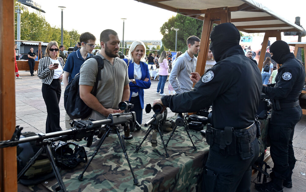 <p>Danas je na Trgu Svetog Petra Cetinjskog u Podgorici organizovan Dan otvorenih vrata Ministarstva unutrašnjih poslova (MUP).</p>  <p>Upriličen je program za najmlađe, druženje sa pripadnicima Uprave policije, dodjela nagrada pobjednicima Likovnog konkursa "Recimo NE vršnjačkom nasilju" kao i tehničko-taktički zbor sa prezentacijom policijske opreme.</p>