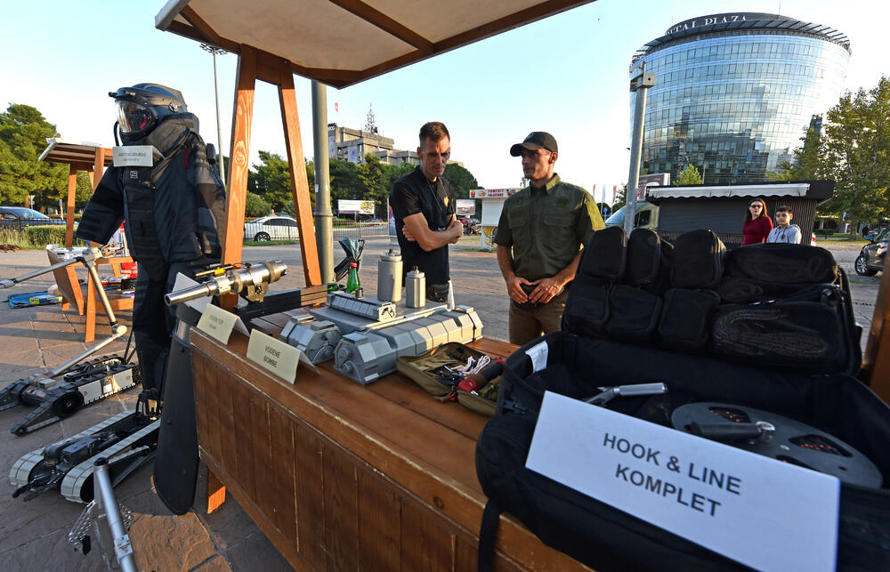 <p>Danas je na Trgu Svetog Petra Cetinjskog u Podgorici organizovan Dan otvorenih vrata Ministarstva unutrašnjih poslova (MUP).</p>  <p>Upriličen je program za najmlađe, druženje sa pripadnicima Uprave policije, dodjela nagrada pobjednicima Likovnog konkursa "Recimo NE vršnjačkom nasilju" kao i tehničko-taktički zbor sa prezentacijom policijske opreme.</p>