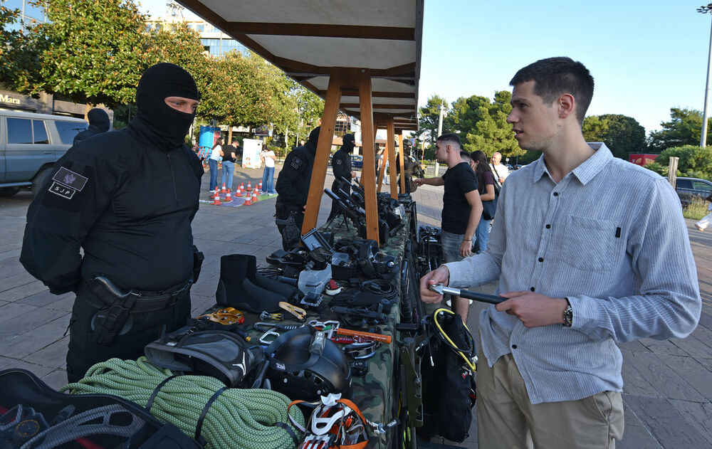 <p>Danas je na Trgu Svetog Petra Cetinjskog u Podgorici organizovan Dan otvorenih vrata Ministarstva unutrašnjih poslova (MUP).</p>  <p>Upriličen je program za najmlađe, druženje sa pripadnicima Uprave policije, dodjela nagrada pobjednicima Likovnog konkursa "Recimo NE vršnjačkom nasilju" kao i tehničko-taktički zbor sa prezentacijom policijske opreme.</p>