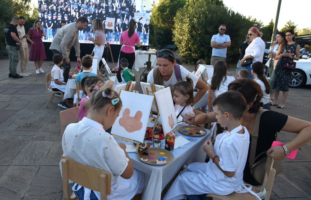 <p>Danas je na Trgu Svetog Petra Cetinjskog u Podgorici organizovan Dan otvorenih vrata Ministarstva unutrašnjih poslova (MUP).</p>  <p>Upriličen je program za najmlađe, druženje sa pripadnicima Uprave policije, dodjela nagrada pobjednicima Likovnog konkursa "Recimo NE vršnjačkom nasilju" kao i tehničko-taktički zbor sa prezentacijom policijske opreme.</p>