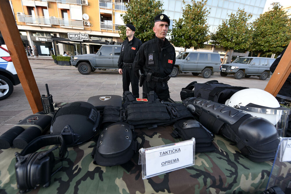 <p>Danas je na Trgu Svetog Petra Cetinjskog u Podgorici organizovan Dan otvorenih vrata Ministarstva unutrašnjih poslova (MUP).</p>  <p>Upriličen je program za najmlađe, druženje sa pripadnicima Uprave policije, dodjela nagrada pobjednicima Likovnog konkursa "Recimo NE vršnjačkom nasilju" kao i tehničko-taktički zbor sa prezentacijom policijske opreme.</p>