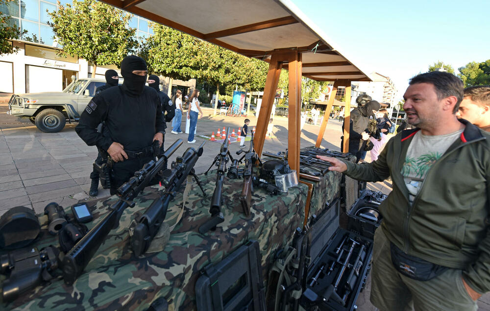 <p>Danas je na Trgu Svetog Petra Cetinjskog u Podgorici organizovan Dan otvorenih vrata Ministarstva unutrašnjih poslova (MUP).</p>  <p>Upriličen je program za najmlađe, druženje sa pripadnicima Uprave policije, dodjela nagrada pobjednicima Likovnog konkursa "Recimo NE vršnjačkom nasilju" kao i tehničko-taktički zbor sa prezentacijom policijske opreme.</p>