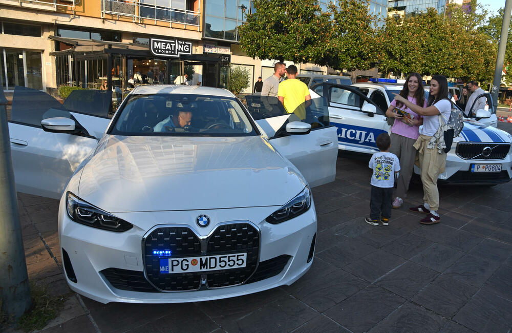 <p>Danas je na Trgu Svetog Petra Cetinjskog u Podgorici organizovan Dan otvorenih vrata Ministarstva unutrašnjih poslova (MUP).</p>  <p>Upriličen je program za najmlađe, druženje sa pripadnicima Uprave policije, dodjela nagrada pobjednicima Likovnog konkursa "Recimo NE vršnjačkom nasilju" kao i tehničko-taktički zbor sa prezentacijom policijske opreme.</p>
