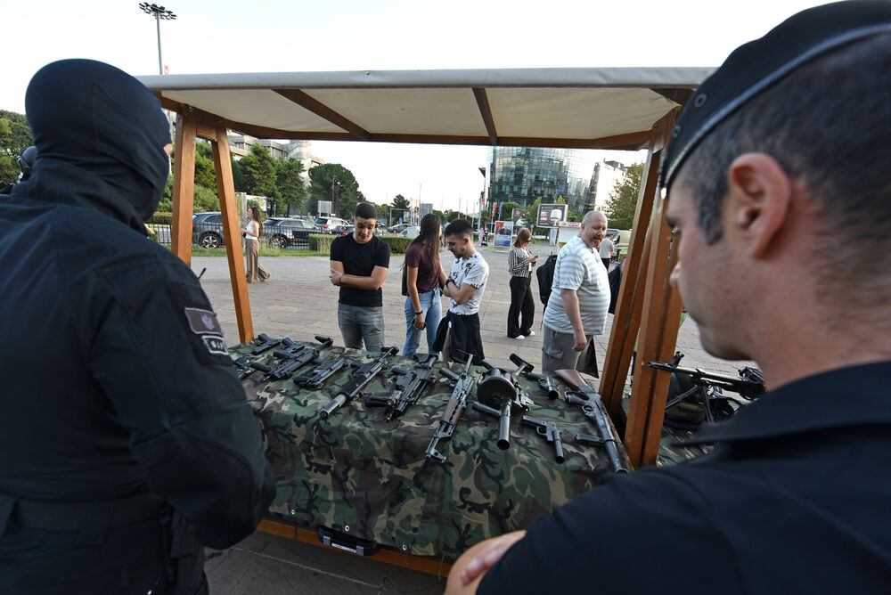 <p>Danas je na Trgu Svetog Petra Cetinjskog u Podgorici organizovan Dan otvorenih vrata Ministarstva unutrašnjih poslova (MUP).</p>  <p>Upriličen je program za najmlađe, druženje sa pripadnicima Uprave policije, dodjela nagrada pobjednicima Likovnog konkursa "Recimo NE vršnjačkom nasilju" kao i tehničko-taktički zbor sa prezentacijom policijske opreme.</p>