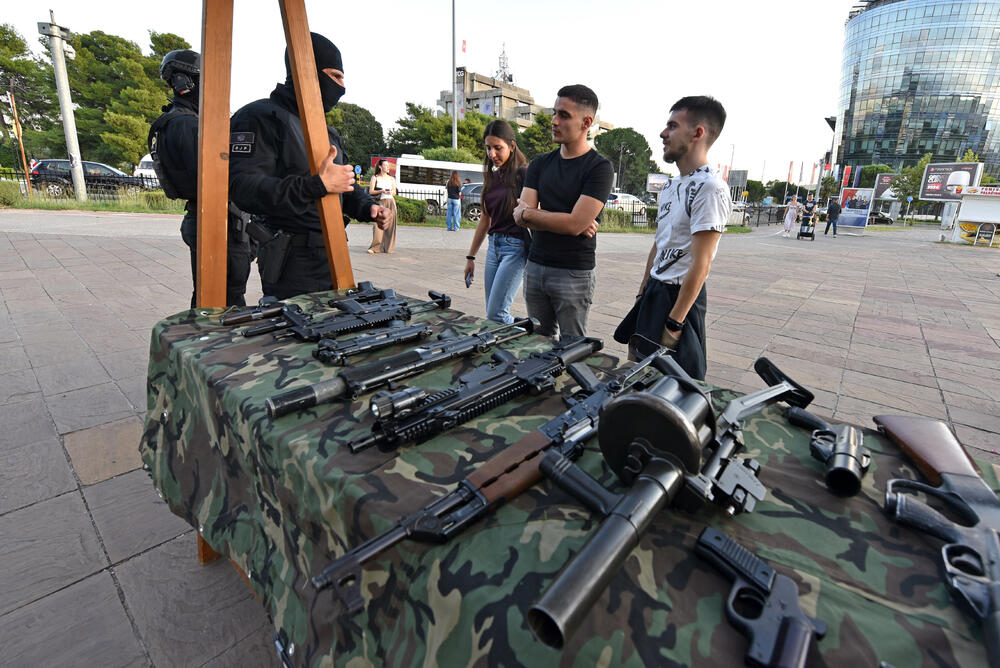 <p>Danas je na Trgu Svetog Petra Cetinjskog u Podgorici organizovan Dan otvorenih vrata Ministarstva unutrašnjih poslova (MUP).</p>  <p>Upriličen je program za najmlađe, druženje sa pripadnicima Uprave policije, dodjela nagrada pobjednicima Likovnog konkursa "Recimo NE vršnjačkom nasilju" kao i tehničko-taktički zbor sa prezentacijom policijske opreme.</p>