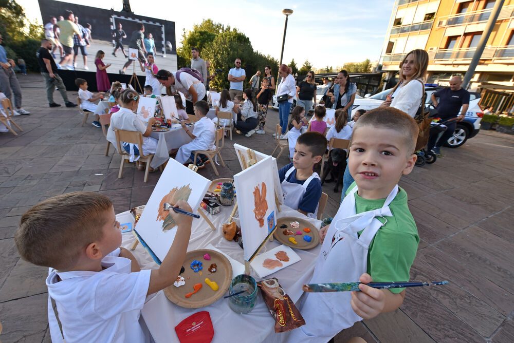 <p>Danas je na Trgu Svetog Petra Cetinjskog u Podgorici organizovan Dan otvorenih vrata Ministarstva unutrašnjih poslova (MUP).</p>  <p>Upriličen je program za najmlađe, druženje sa pripadnicima Uprave policije, dodjela nagrada pobjednicima Likovnog konkursa "Recimo NE vršnjačkom nasilju" kao i tehničko-taktički zbor sa prezentacijom policijske opreme.</p>