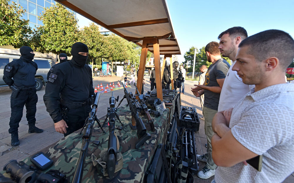 <p>Danas je na Trgu Svetog Petra Cetinjskog u Podgorici organizovan Dan otvorenih vrata Ministarstva unutrašnjih poslova (MUP).</p>  <p>Upriličen je program za najmlađe, druženje sa pripadnicima Uprave policije, dodjela nagrada pobjednicima Likovnog konkursa "Recimo NE vršnjačkom nasilju" kao i tehničko-taktički zbor sa prezentacijom policijske opreme.</p>