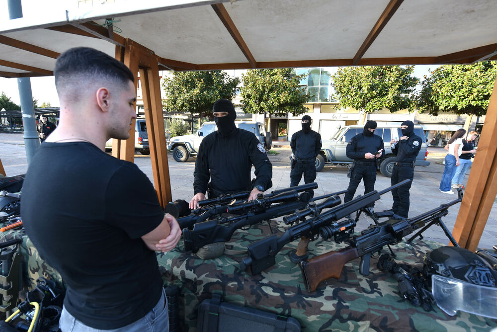 <p>Danas je na Trgu Svetog Petra Cetinjskog u Podgorici organizovan Dan otvorenih vrata Ministarstva unutrašnjih poslova (MUP).</p>  <p>Upriličen je program za najmlađe, druženje sa pripadnicima Uprave policije, dodjela nagrada pobjednicima Likovnog konkursa "Recimo NE vršnjačkom nasilju" kao i tehničko-taktički zbor sa prezentacijom policijske opreme.</p>