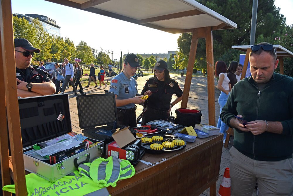 <p>Danas je na Trgu Svetog Petra Cetinjskog u Podgorici organizovan Dan otvorenih vrata Ministarstva unutrašnjih poslova (MUP).</p>  <p>Upriličen je program za najmlađe, druženje sa pripadnicima Uprave policije, dodjela nagrada pobjednicima Likovnog konkursa "Recimo NE vršnjačkom nasilju" kao i tehničko-taktički zbor sa prezentacijom policijske opreme.</p>