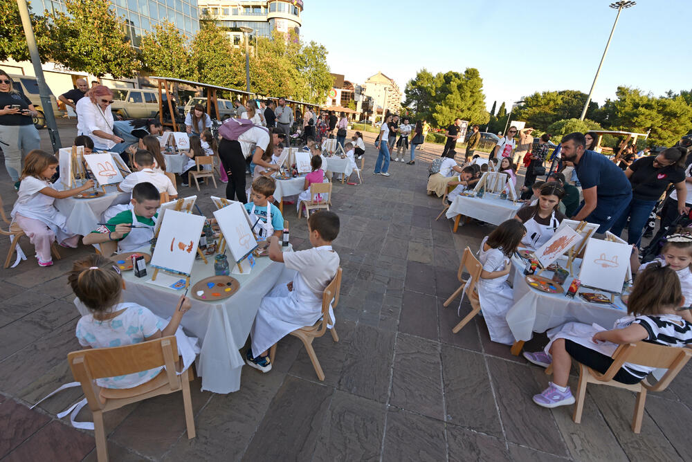 <p>Danas je na Trgu Svetog Petra Cetinjskog u Podgorici organizovan Dan otvorenih vrata Ministarstva unutrašnjih poslova (MUP).</p>  <p>Upriličen je program za najmlađe, druženje sa pripadnicima Uprave policije, dodjela nagrada pobjednicima Likovnog konkursa "Recimo NE vršnjačkom nasilju" kao i tehničko-taktički zbor sa prezentacijom policijske opreme.</p>