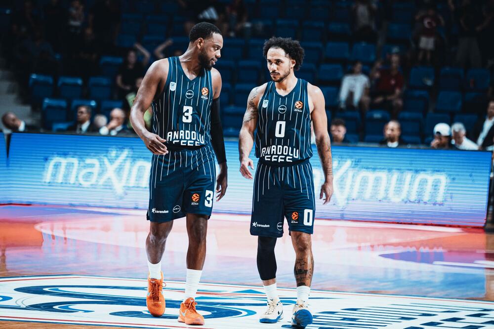 Džordan Lojd i Šejn Larkin na parketu "Morače", Foto: Anadolu Efes/X