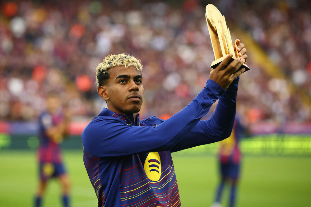 Lamin Jamal pokazuje trofej “Kopa” za najboljeg mladog igrača na svijetu, Foto: Albert Gea