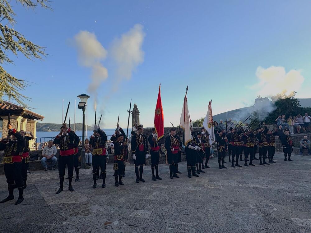 <p>Proslavljen Dan Bokeljske mornarice 809 - podružnice Herceg Novi, Dan Svetog Jeronima – zaštitnika grada i Dan oslobođenja Herceg Novog od turske vlasti 1687. godine</p>