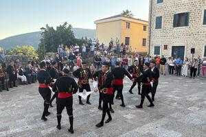 Bokeljska mornarica u Herceg Novom: Smotra, počasni plotuni i kolo...