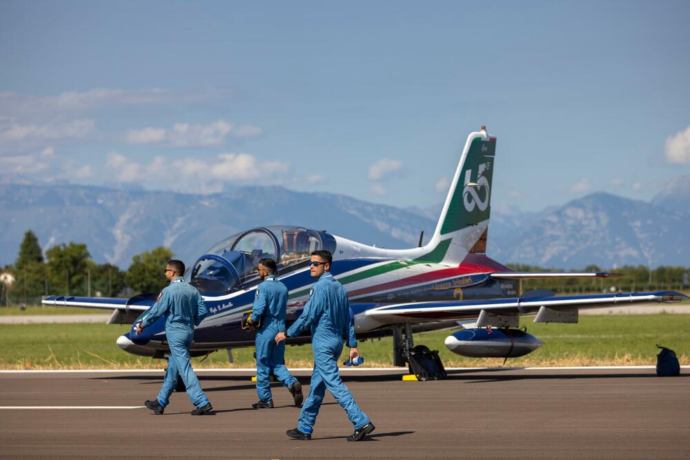 U Italiji se srušio vojni avion, dvije osobe poginule
