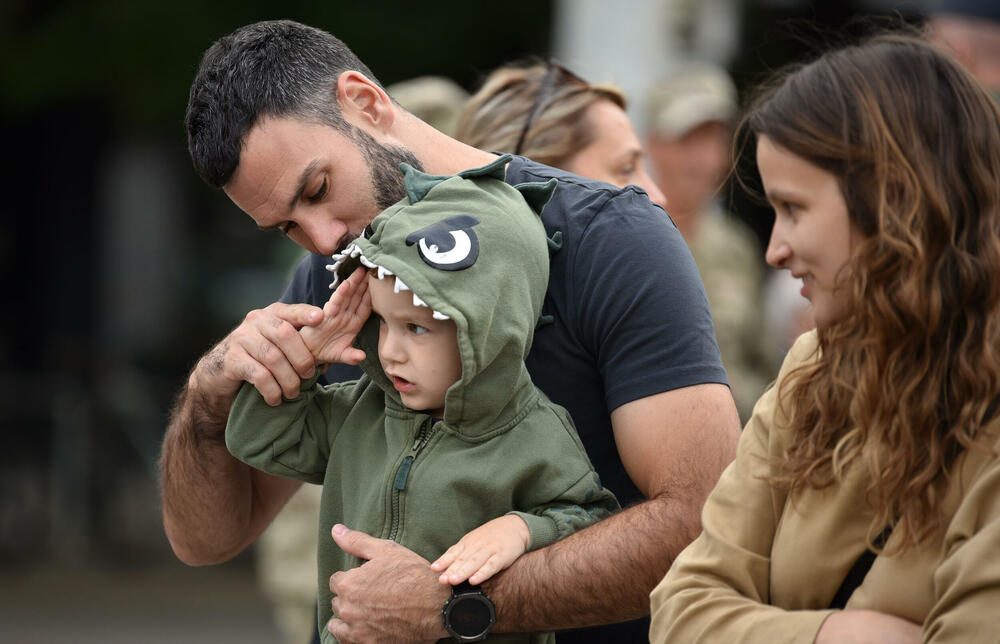 <p>Iz Vojske poručuju da Crna Gora nikad ne smije zaboraviti Dejana Božovića koji je dao život spašavajući druge i pozivaju sve građane da pokažu solidarnost i pomognu njegovoj porodici uplatom na žiro račun</p>