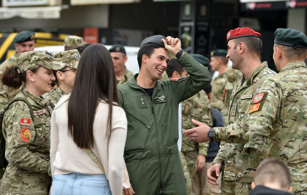 <p>Iz Vojske poručuju da Crna Gora nikad ne smije zaboraviti Dejana Božovića koji je dao život spašavajući druge i pozivaju sve građane da pokažu solidarnost i pomognu njegovoj porodici uplatom na žiro račun</p>