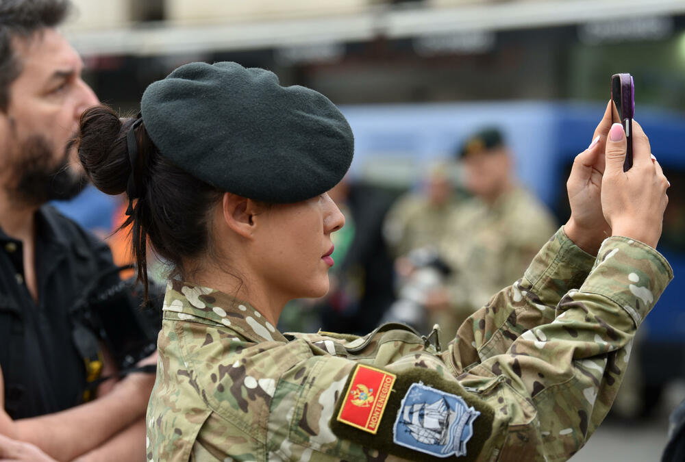 <p>Iz Vojske poručuju da Crna Gora nikad ne smije zaboraviti Dejana Božovića koji je dao život spašavajući druge i pozivaju sve građane da pokažu solidarnost i pomognu njegovoj porodici uplatom na žiro račun</p>