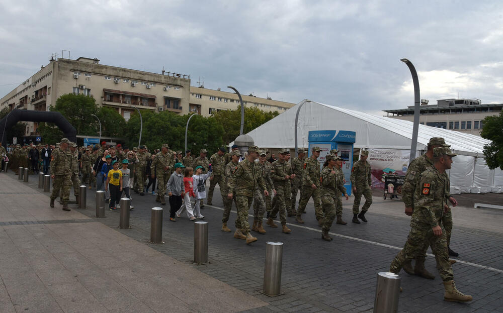 <p>Iz Vojske poručuju da Crna Gora nikad ne smije zaboraviti Dejana Božovića koji je dao život spašavajući druge i pozivaju sve građane da pokažu solidarnost i pomognu njegovoj porodici uplatom na žiro račun</p>