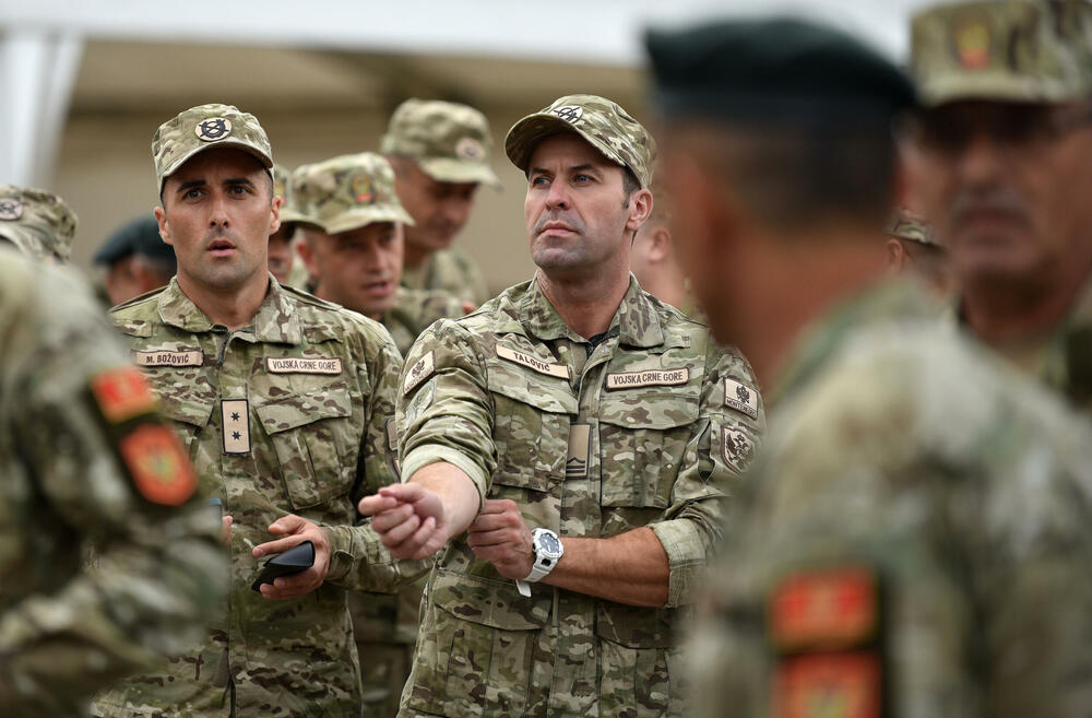 <p>Iz Vojske poručuju da Crna Gora nikad ne smije zaboraviti Dejana Božovića koji je dao život spašavajući druge i pozivaju sve građane da pokažu solidarnost i pomognu njegovoj porodici uplatom na žiro račun</p>