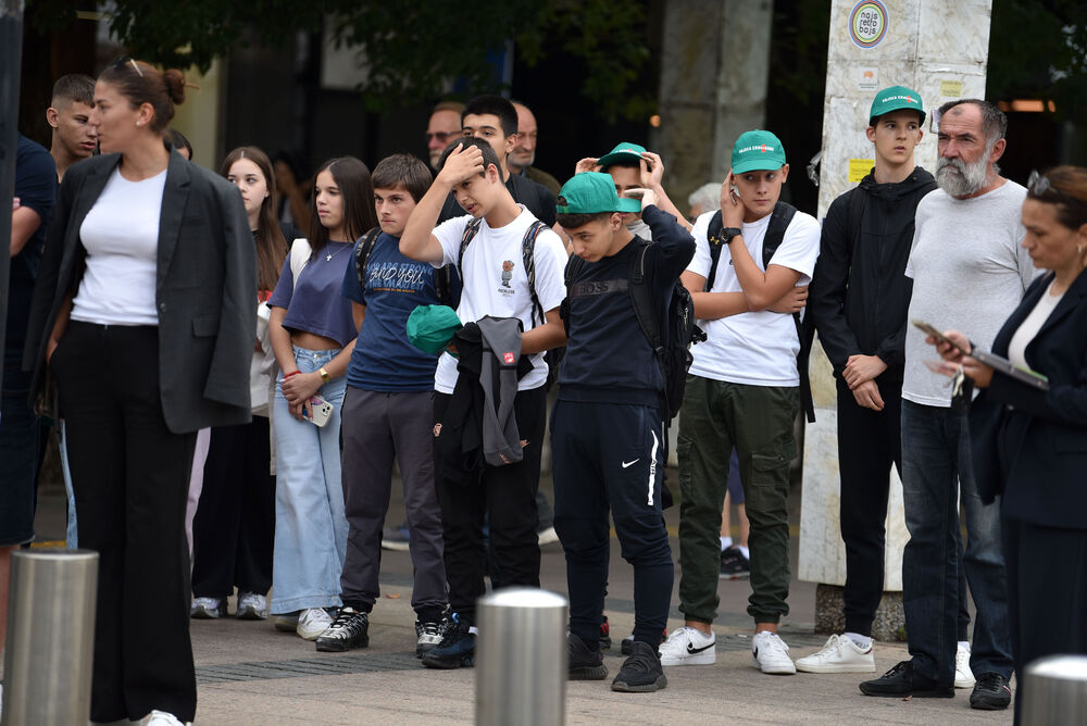 <p>Iz Vojske poručuju da Crna Gora nikad ne smije zaboraviti Dejana Božovića koji je dao život spašavajući druge i pozivaju sve građane da pokažu solidarnost i pomognu njegovoj porodici uplatom na žiro račun</p>