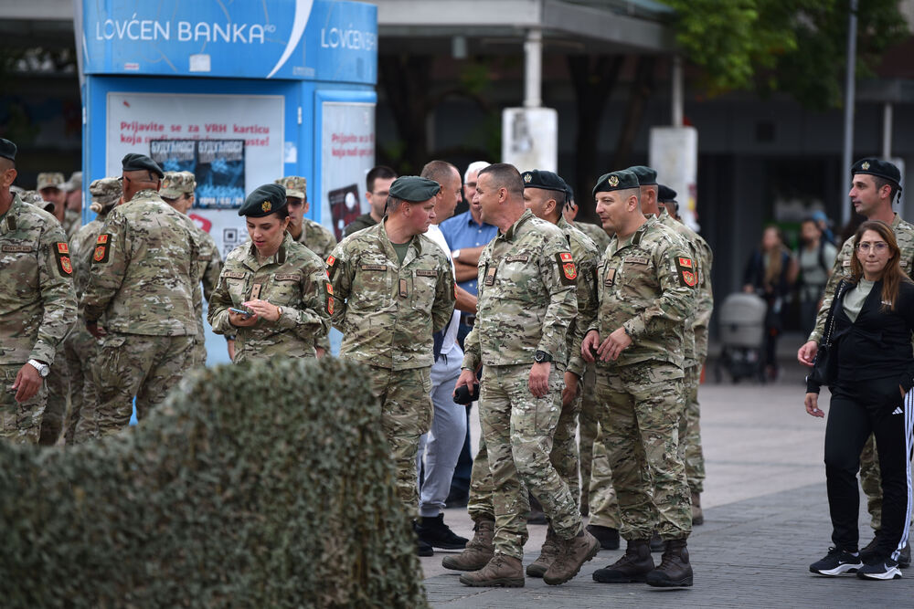 <p>Iz Vojske poručuju da Crna Gora nikad ne smije zaboraviti Dejana Božovića koji je dao život spašavajući druge i pozivaju sve građane da pokažu solidarnost i pomognu njegovoj porodici uplatom na žiro račun</p>