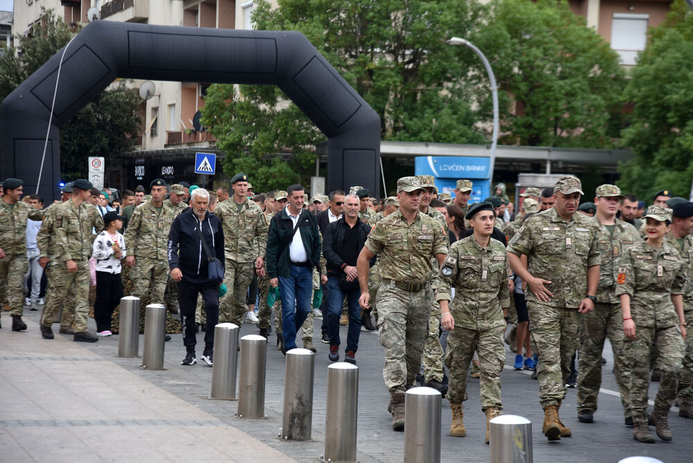 <p>Iz Vojske poručuju da Crna Gora nikad ne smije zaboraviti Dejana Božovića koji je dao život spašavajući druge i pozivaju sve građane da pokažu solidarnost i pomognu njegovoj porodici uplatom na žiro račun</p>